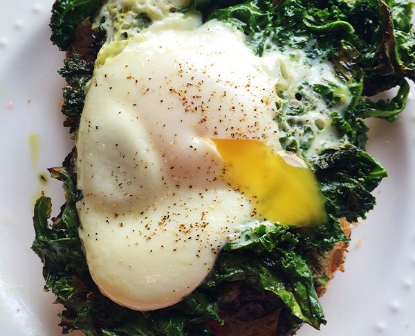 Œuf Frit sur Chou Frisé Bouilli accompagné d'un Toast