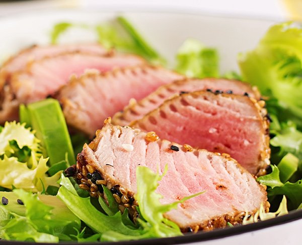 Thon au miel et au Sésame avec une Salade de Concombres au Wasabi